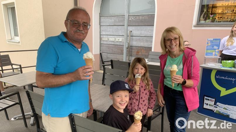 Leonard und Leni lassen sich mit Oma und Opa das Eis schmecken. Bild: adj