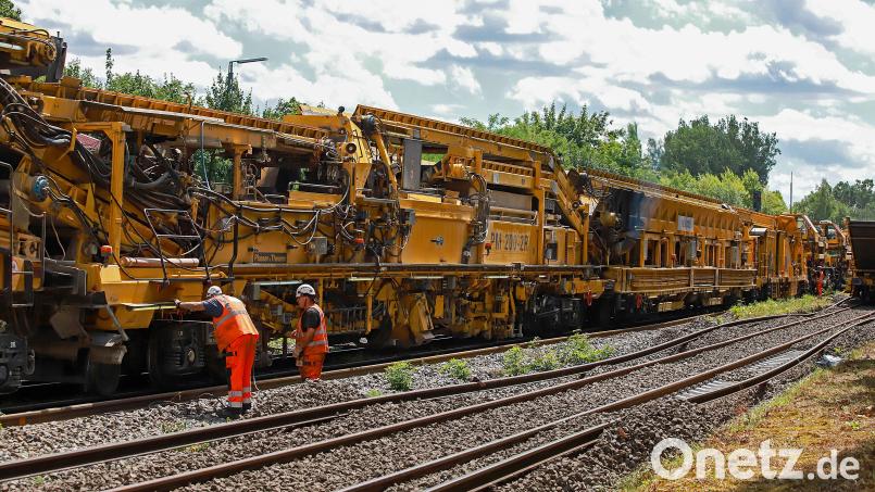 Bei der Sanierung der Strecke Schwandorf-Weiden wird wie schon zwischen Regensburg und Schwandorf ein Gleisbauzug zum Einsatz kommen. Das Bild zeigt Arbeiten im Bereich Regensburg-Walhallastraße. Bild: Claus Weber/Deutsche Bahn