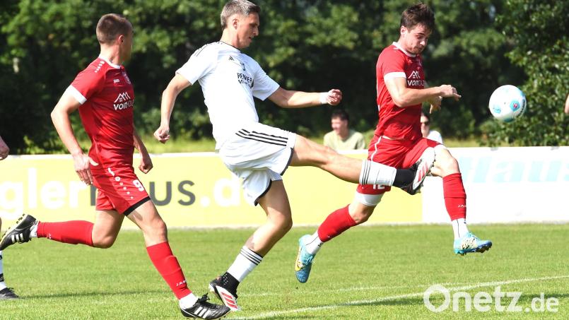 Der Tännesberger Zdenek Sykora (ganz rechts) erzielte bei der SpVgg Pfreimd das 2:0. In der fulminanten Partie flog er wenig später vom Platz. Archivbild: Gerhard Büttner