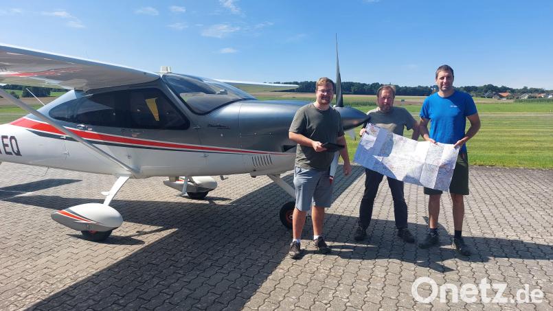 Der OMC Weiden und das AELF Tirschenreuth-Weiden arbeiten bei der Borkenkäferbekämpfung eng zusammen: (von links) Pilot Christian Schröfl mit den Forstleuten Moritz Neumann und Johannes Hauke. Bild: Günter Zagel, OMC Weiden