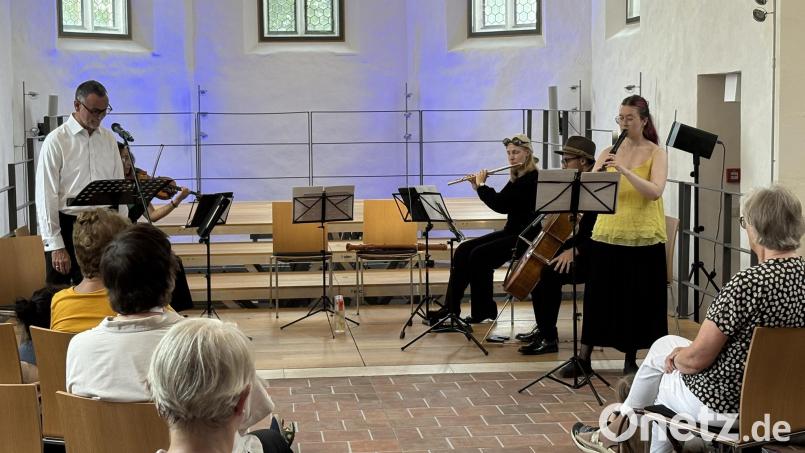 Professor Fredrik Schwenk präsentierte in der Marienkirche das Stück „Die kleine Nachtigall, die nur alleine singen wollte“. Bild: Marko Pammer