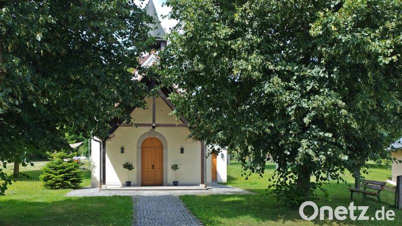 In 30 Jahren hat sich auch das Umfeld verändert. Die Kapelle versteckt sich inzwischen hinter zwei großen Bäumen Bild: ld
