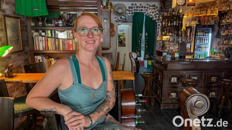 Gäste des Irish-Pubs &quot;Library&quot; kennen sie schon lange: Viktoria Schmauß, die &quot;quirlige Bedienung, die alleine den Laden schmeißt&quot;, wie es in einer Google-Rezension heißt. Vor Kurzem hat sie das Pub übernommen und sich damit einen Traum erfüllt. Bild: Wolfgang Steinbacher