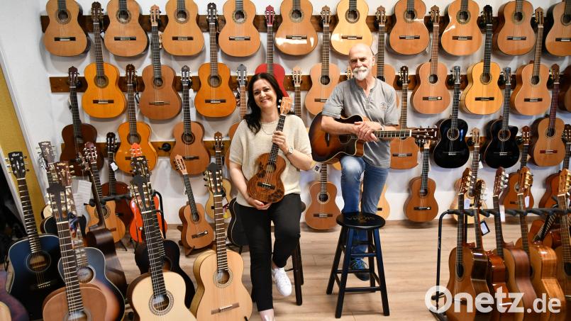 Geballte Musikpower: Susanne Zölch und &quot;Stuff&quot; Stefan Weiß präsentieren im Gitarrenhaus zwei Instrumente. Bild: kro