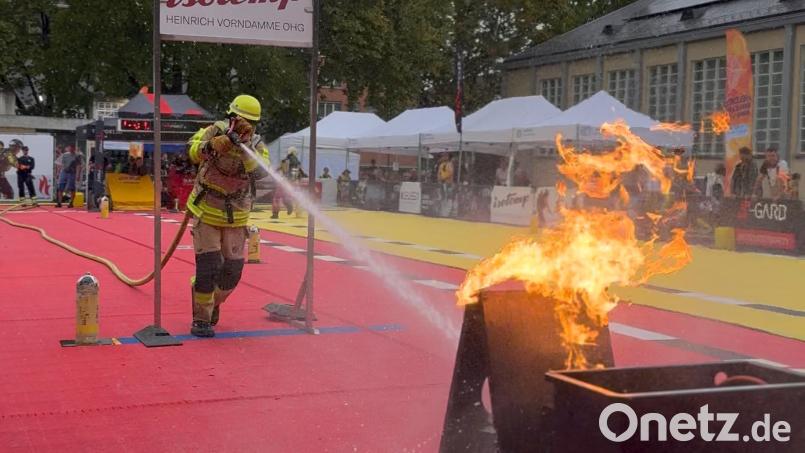 Der Amberger Marcel Düssil beim &quot;Firefit&quot;-Wettkampf in Zürich: Der Sprint mit dem Feuerwehrschlauch zum Löschen ist eine Aufgabe im Parcours. Bild: Barbara von Müffling