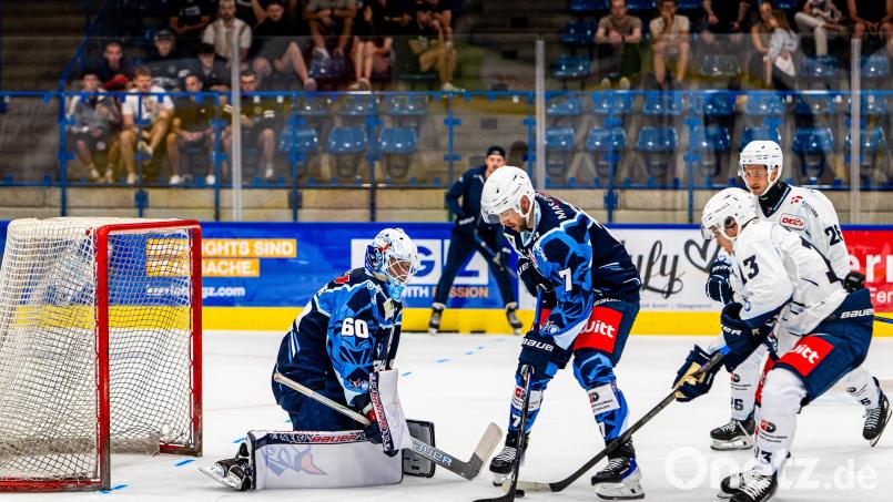 Luca Gläser (Mitte) macht in der Vorbereitung da weiter, wo er letzte Saison aufgehört hat. Beim 6:2-Auswärtssieg der Devils gegen die Piráti Chomutov traf der Stürmer gleich dreimal. Bild: Elke Englmaier