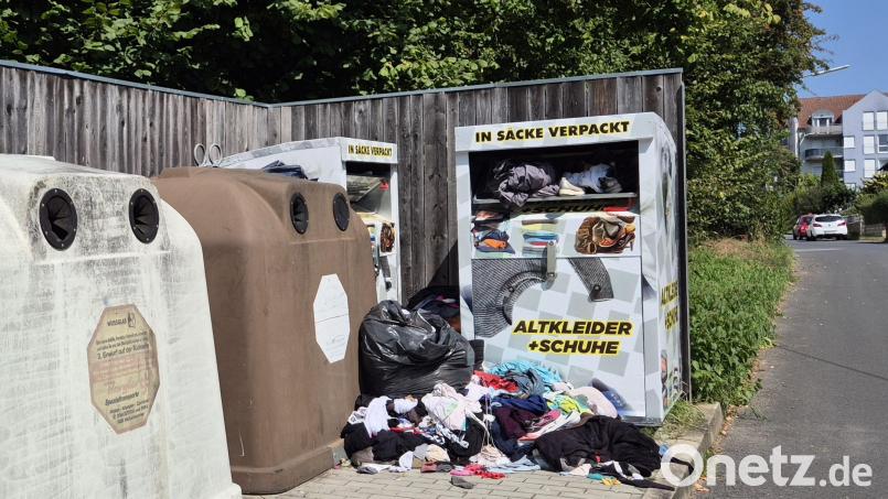 Die beiden Altkleidercontainer am Bergmühlweg in Neustadt/WN sind seit Wochen nicht mehr geleert worden. Auch auf dem Boden davor stapeln sich bereits weggeworfene Kleidungsstücke. Bild: Lowak