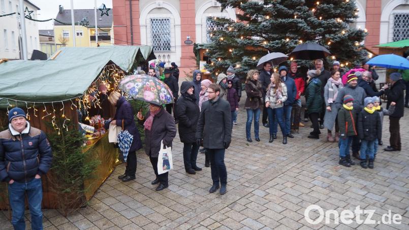 Selbst bei schlechtem Wetter zog der Weihnachtsmarkt in Neustadt an den Adventswochenenden die Bürger vor das Lobkowitzschloss. In diesem Jahr werden die Buden erstmals vor der Bühne in der Freizeitanlage aufgebaut. Archivbild: krb