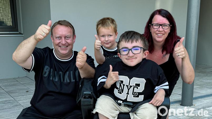 Daumen hoch für die Spender, die zur Finanzierung des rollstuhlgerechten Autos beigetragen haben: Luca, seine Mama Andrea, deren Mann Edi und Lucas vierjähriger Bruder sind total überwältigt von der enormen Hilfsbereitschaft. Bild: Stephan Huber