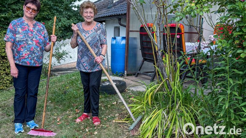 Beim Kehren im Garten hat Rita Hiltner (rechts) in einem Rosenbusch eine tote Katze gefunden. In den Tagen danach tauchten weitere tote Katzen und Mäuse auf. Tochter Ute Hiltner will nun andere Tierbesitzer warnen. Bild: Stephan Huber