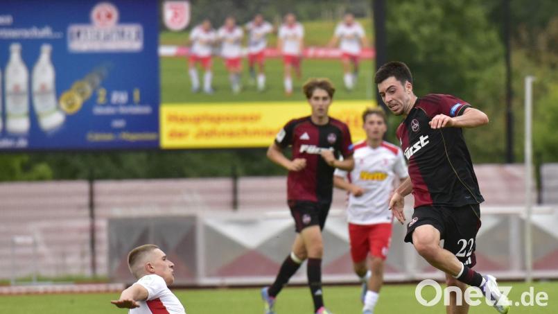 Noah Keller (rechts) trieb seine Jungs in Regensburg in der zweiten Hälfte nach vorne. Der Illschwanger und die U19 des Clubs siegten in der Bundesliga noch mit 3:2. Bild: ham
