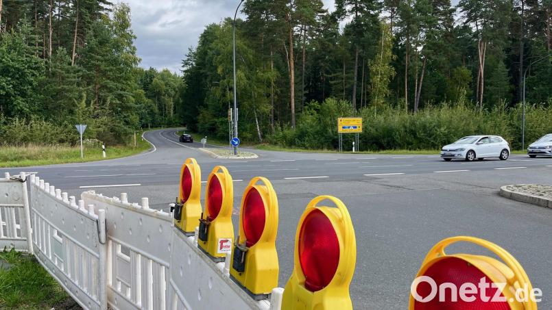 An der Kreuzung der B 470 mit der Pressather- und der Latscher Straße wird ab Montag, 25. August, gebaut. Eine Ampel regelt den Verkehr auf der B 470. Für die Buslinie nach Weiden-West und zum Brandweiher ändert sich die Taktung. Bild: Gabi Schönberger
