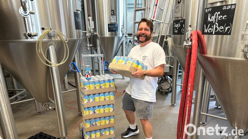 Bierdoktor Dr. Johannes Sauer holt in der Brauerei Kartons voller Halbliterdosen mit als &quot;Sicherheitshalbe&quot; abgefülltem hellem Bier ab. Bild: Peter Heßler/exb