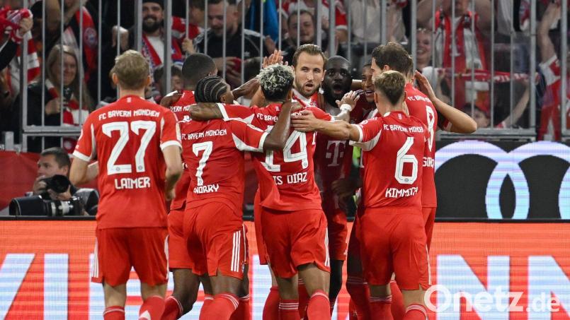 Der FC Bayern feiert das 3:0 von Michael Olise. Die Münchener gewannen am Freitagabend das Auftaktspiel der Fußball-Bundesliga. Bild: Sven Hoppe/dpa