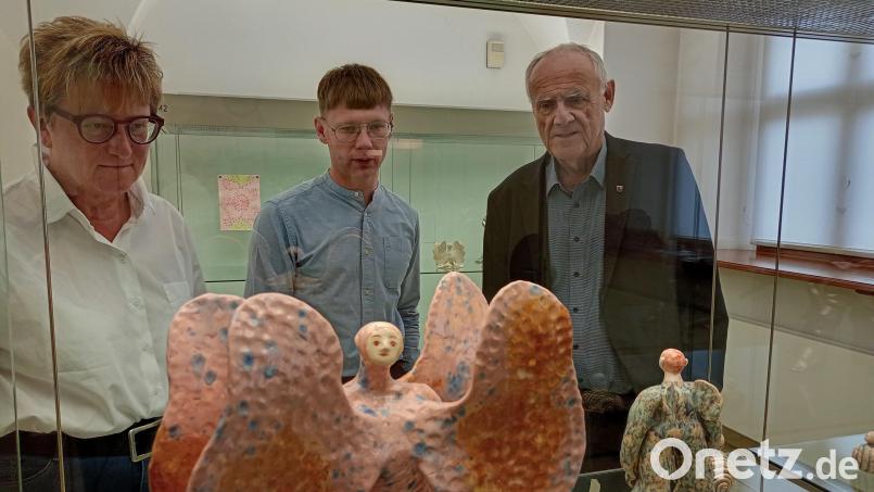 Kulturamtschefin Sabine Guhl, Museumsleiter Johannes Listewnik und Bürgermeister Lothar Höher (von links) sehen nach ein paar Veränderungen das Internationale Keramik-Museum in Weiden auf einem guten Weg. Im Moment läuft die Sonderausstellung &quot;Flügel aus Erde&quot; der Künstlerin Malwine Stauss aus Leipzig. Bild: Hladik