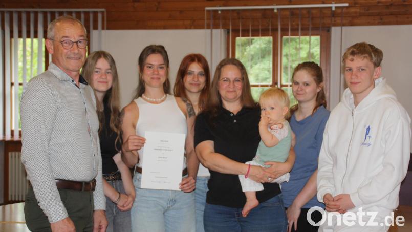 Eva-Maria Hansen-Mayer mit Sohn Jakob neben ihren Kindern. Der älteste Sohn war verhindert. Links Bürgermeister Erwin Geitner. Bild: sam