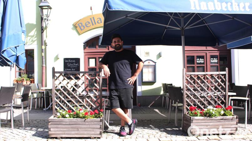 Basel Alhomo, 2. Küchenchef im Restaurant &quot;Bella Cucina&quot; hält die Stellung, während Pächter Safar Zaghoun sich um die Bürokratie kümmert. Bild: Dagmar Williamson