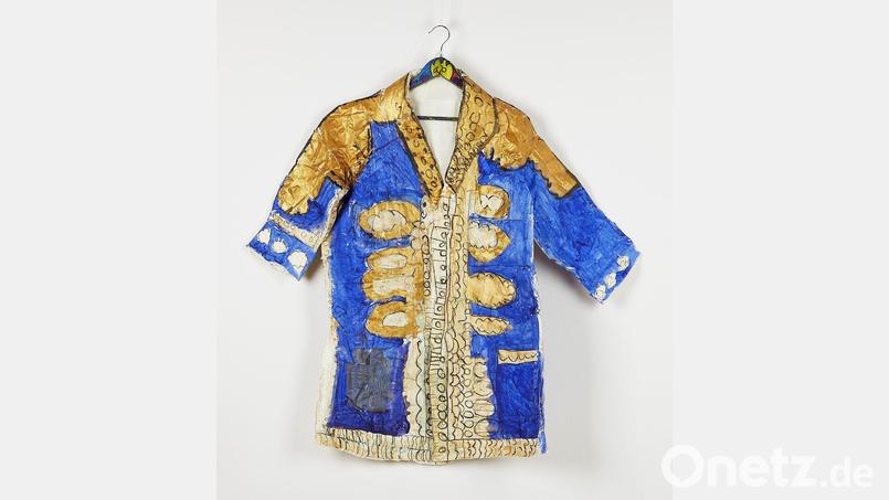 Der zweite Preisträger ist Ludwig Hirtreiter. Im Bild das Werk „Mantel Dan Stevens“ (blau-gold), Acryl-Klebeband auf Textil . Bild: Uwe Moosburger/altrostudio.de