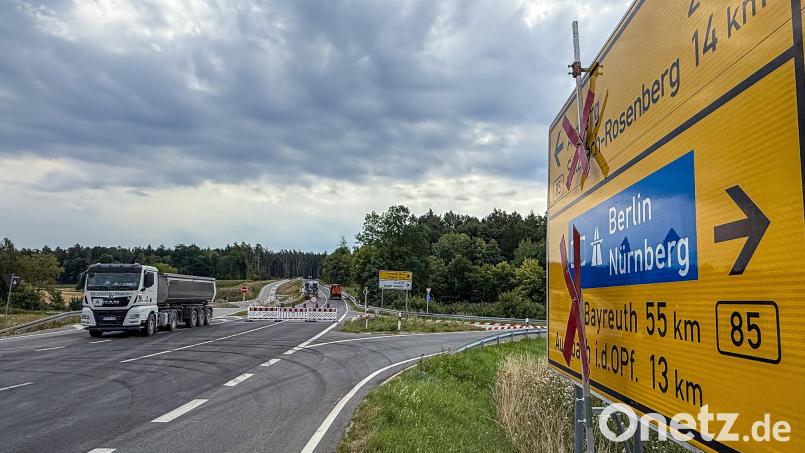 Fahrer, die von Vilseck nach Königstein wollen, können die Kreuzung bei Mönlas weiterhin queren. Die Kreuzung bleibt offen. Bild: Stephan Huber