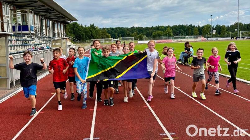 Schüler der Grund- und Mittelschule Schwarzenfeld strengen sich für die Kinder in Sokoine mächtig an. Die Flagge Tansanias zeigt, wofür es sich lohnt. Bild: Grund- und Mittelschule Schwarzenfeld
