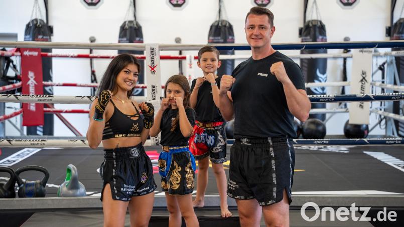 Kickbox-Weltmeisterin Jenny Wurster gibt zusammen mit ihrem Mann Erich im Amberger Kickboxclub &quot;Fighting Spirit&quot; ihr Können an Tochter Mila und Sohn Leon weiter. Bild: Marina Gube