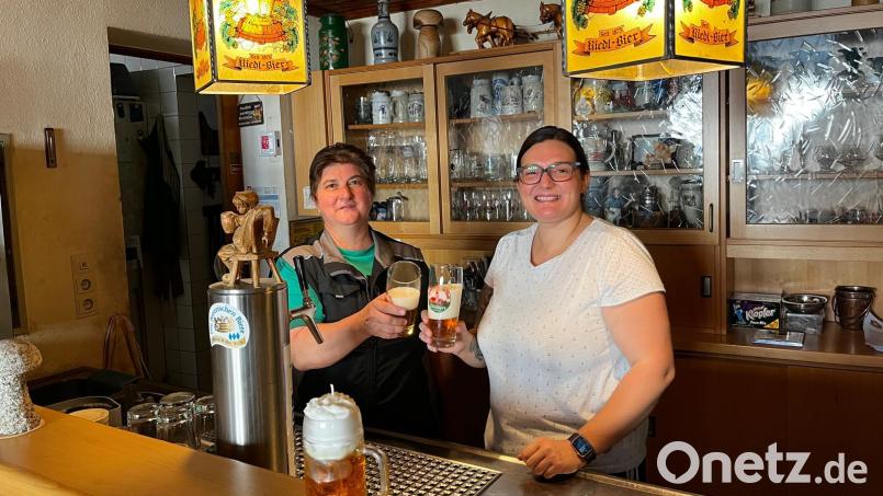 Tatkräftig wollen die beiden Vorsitzenden des neu gegründeten Vereins Stammtischfreunde Plößberg e.V., Carolin Rosner und Angela Riedl (von rechts), nicht nur hinter der Theke mit anpacken. Ziel des Vereins ist der Erhalt von Brauerei und Gaststätte Riedl. Bild: prh