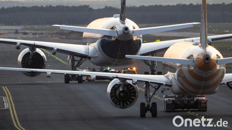 Lufthansa und Condor konkurrieren am Frankfurter Flughafen. (Archivbild) Bild: Boris Roessler/dpa