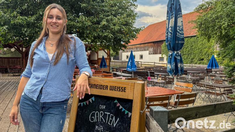 Bauingenieurin und Wirtin: Marie Erras betreibt den Biergarten &quot;Zum Petern&quot; in Kümmersbuch mit viel Liebe zum Detail – und das kommt an. An Wochenenden sind hier viele Ausflügler. Bild: Wolfgang Steinbacher