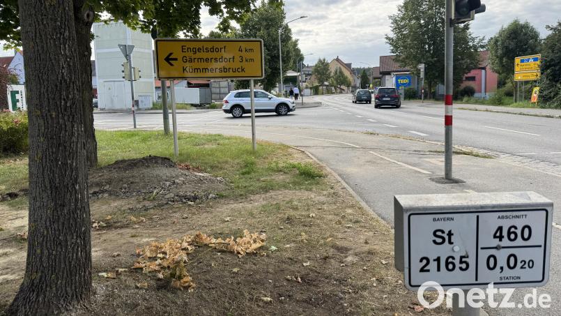 An der Vilstalstraße/Staatsstraße 2165 (rechts im Bild) ist die neue Wasserleitung in Haselmühl schon fertig, jetzt muss sie noch unter dem Bachweg (im Hintergrund links) durchgebaut werden. Bild: Heike Unger