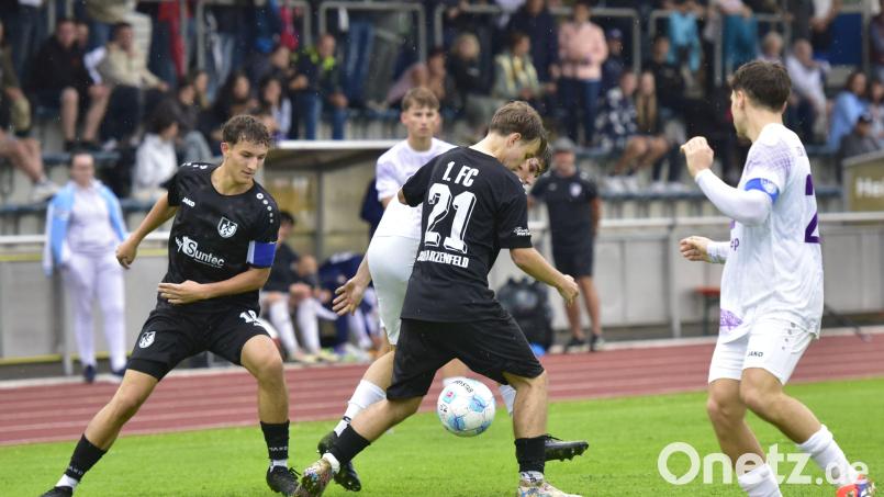 Die Schwarzenfelder (schwarze Trikots) empfangen am Samstag den FC Pielenhofen. Bild: mhs