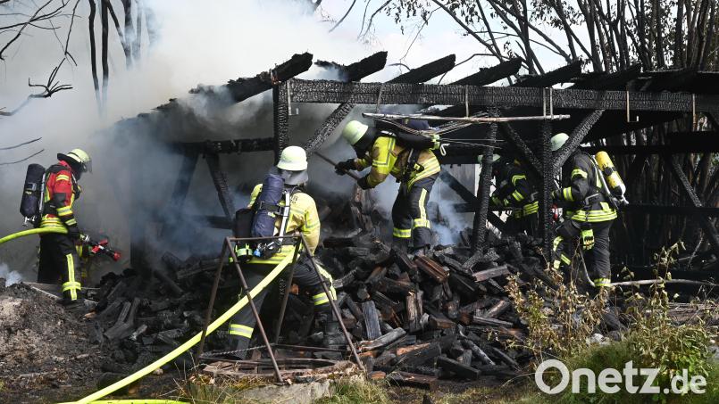 Brand in Viehberg: Mit einem Schuppen wurden auch einige dort gelagerten Ster Brennholz ein Raub der Flammen. Bild: gf