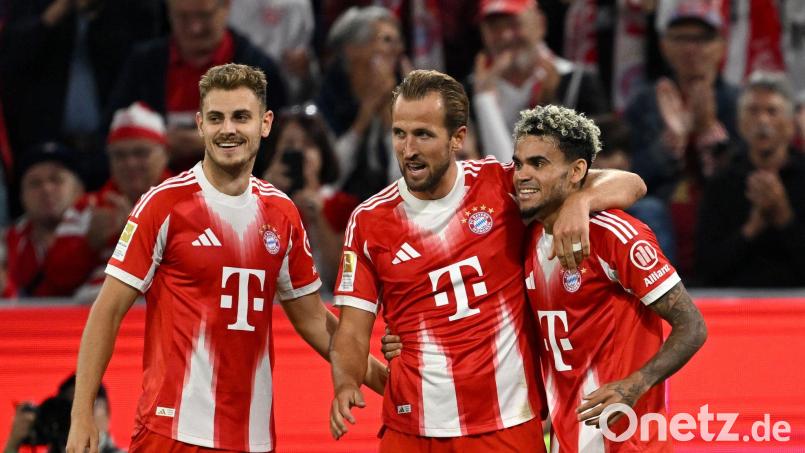 Zwei , die sich schon gut verstehen: Harry Kane (Mitte) nimmt Luis Diaz (rechts) in den Arm. Josip Stanisic (links) freut sich auch über das Tor zum 5:0. Bild: Sven Hoppe/dpa