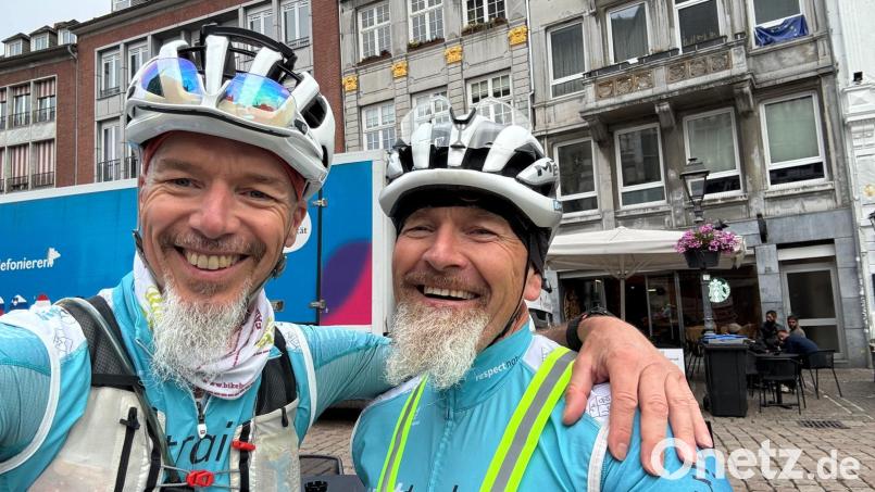 Vor der Deutschland-Durchquerung: Herbert Manz (von links) und Josef Reger noch am Start des Race Across Germany in Aachen. Bild: Manz