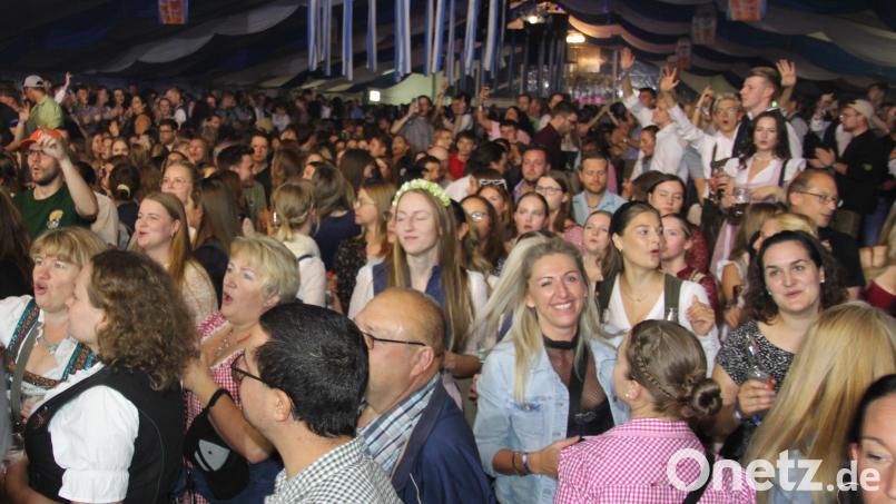 Party pur im proppenvollen Festzelt. Bild: kro