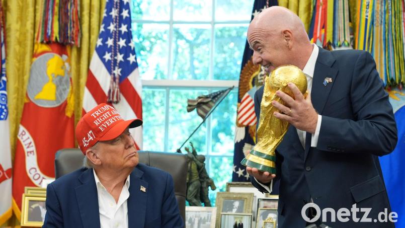 Gianni Infantino überreicht den WM-Pokal an Donald Trump. Bild: Jacquelyn Martin/AP/dpa