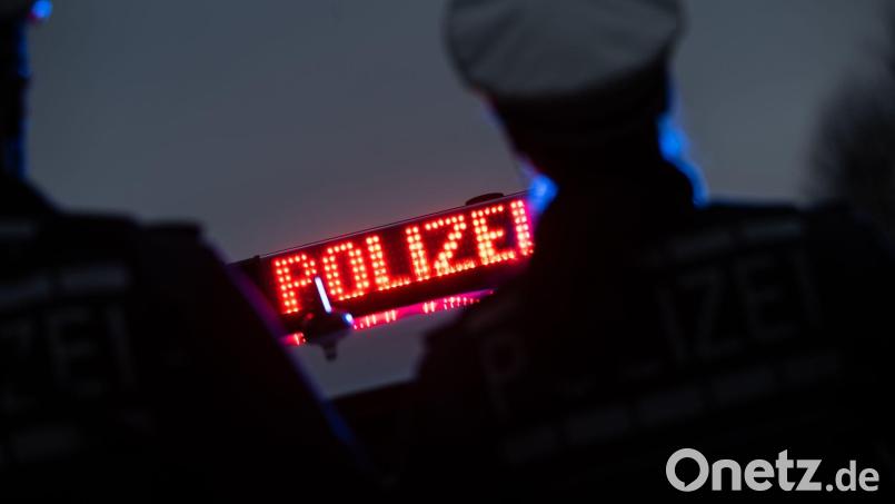 In Schwandorf kam es zu einem Verkehrsunfall. Zwei Jugendliche wurden leicht verletzt. Symbolbild: Marijan Murat/dpa