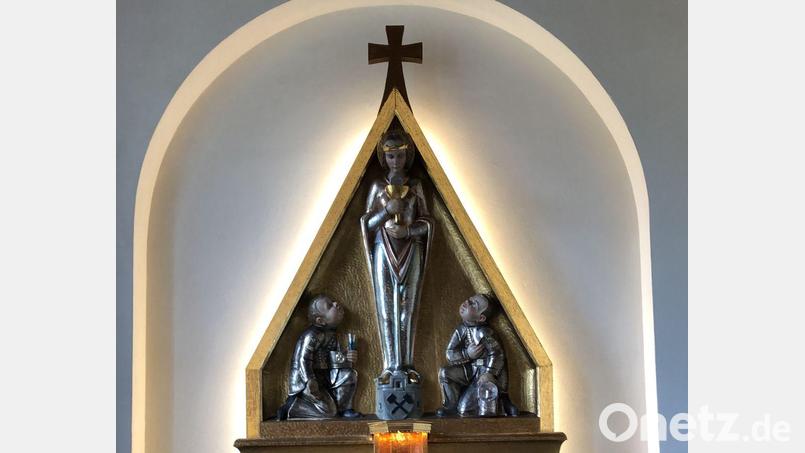 Die Heilige Barbara, Patronin der Bergleute, wartet schon am Hauptaltar auf die Einweihung am 7. September. Bild: Michael Graubmann