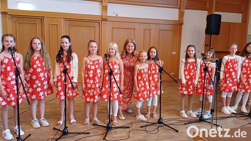 Heuer mussten die „Herzwärts-Kinder“ ihr Konzert wegen des kühlen, regnerischen Wetters ins Josefshaus verlegen. Unter dem Motto „Sommer macht Laune“ begeisterten sie unter Leitung von Gertrud Siegert (6. von links) gut 200 Zuhörer. Rechts am E-Piano: Hannah Reiß. Bild: u