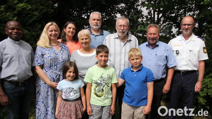 Ludwig Kraus (vierter von rechts) mit seiner Ehefrau Renate (Mitte), mit der er seit 56 Jahren verheiratet ist, den Kindern und Enkeln. Die Glückwünsche der Polizei überbrachte erster Polizeihauptkommissar Harald Fuchs (rechts), die der Stadt überbrachte der zweite Bürgermeister Johann Brandl (zweiter von rechts). Die Glückwünsche der Pfarrei überbrachte Pfarrvikar Luke Eze (links). Bild: kro