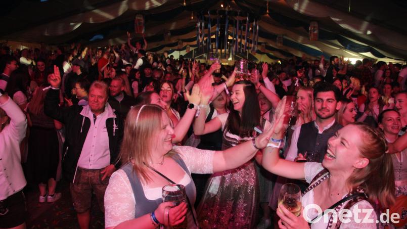 Ein brechend volles Festzelt in Party-Stimmung. Bild: kro