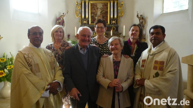 Benno und Agnes Fischer vor dem Altar der Marienkirche mit ihren drei Töchtern Gertrud, Monika, Sabine (von links) sowie den Zelebranten Irudayaraj Devadass (links) und Prince Kalarimuryil (rechts). Bild: bk