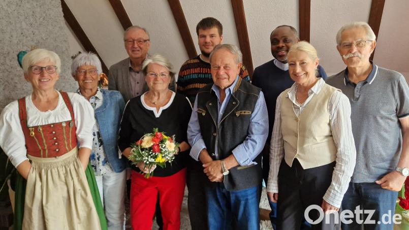 Dem Jubilar (vorne Mitte) gratulieren neben Freunden und Familie mit Vereinsvertretern auch zweite Bürgermeisterin Gabriele Wittleben (zweite von rechts) und für die Pfarrei Pfarrvikar Christian Ogu (dritter von rechts). Bild: mab