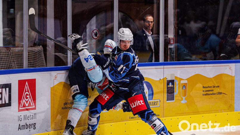 Die Blue Devils Weiden waren am Samstagabend den Heilbronner Falken in allen Belangen überlegen. In dieser Szene nimmt der Neuzugang und Doppel-Torschütze Cedric Schiemenz (rechts) seinen Gegenspieler Corey Mapes an der neuen Flexbande hops. Bild: Werner Moller