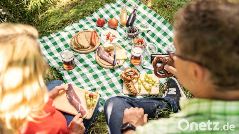Nicht nur Essen und Getränke werden geliefert, sondern auch Picknickdecke, Geschirr und Besteck. Bild: Georg Neumann/Steinwald-Allianz
