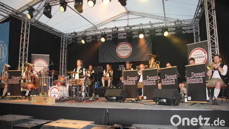 Die Band &quot;Dezent Böhmisch&quot; spielte am Abend im riesigen Festzelt in Floß auf und sorgte für Stimmung und gute Laune. Bild: kro