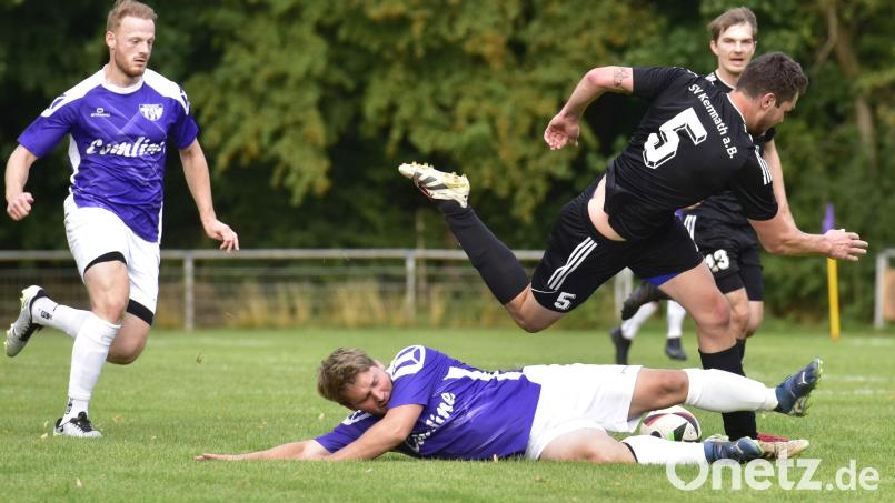 Detag-Akteur Lukas Maunz (am Boden) bremst in dieser Szene Kemnaths Torjäger Alexander Grill. Beide Teams trennten sich mit 1:1. Bild: ham