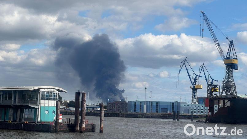 Brennende Trümmerteile haben laut Feuerwehr mindestens ein weiteres Gebäude in Brand gesetzt. Bild: Georg Wendt/dpa