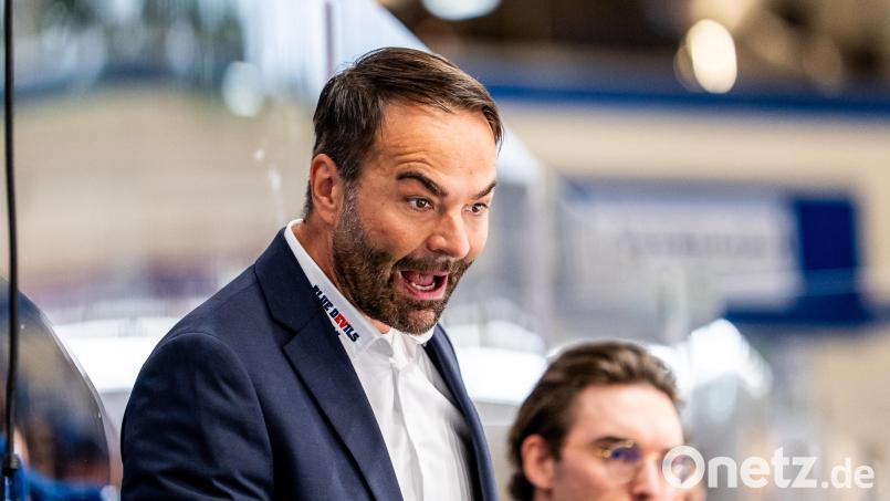 Trainer Sebastian Buchwieser schilderte im Gespräch mit Oberpfalz-Medien seine Eindrücke nach zwei Wochen Training und zwei Testspielen mit den Blue Devils Weiden. Bild: Elke Englmaier