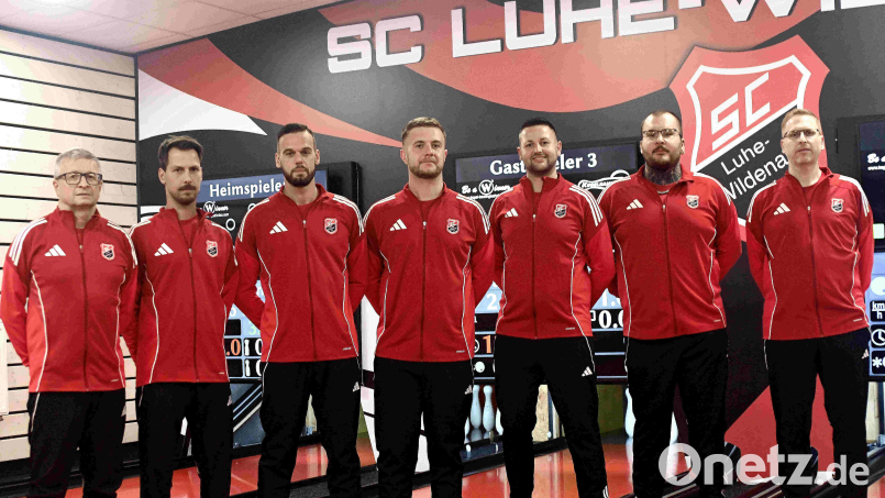 Michael Grünwald (von links), Jan Hautmann, Manuel Weiß, Christoph Kaiser, Matthias Hüttner, Markus Gatter und Michael Wehner haben sich für die neue Zweitliga-Saison des SC Luhe-Wildenau ein hohes Ziel gesetzt. Bild: otr