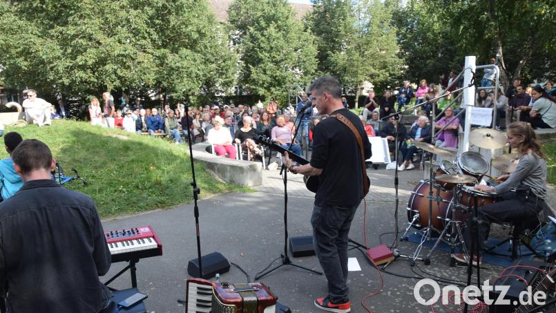 Weit verstreut im Stockerhutpark genossen die Besucher die Musik der Train Rockers mit Frontmann Frank Angerer (Mitte). Bild: fz